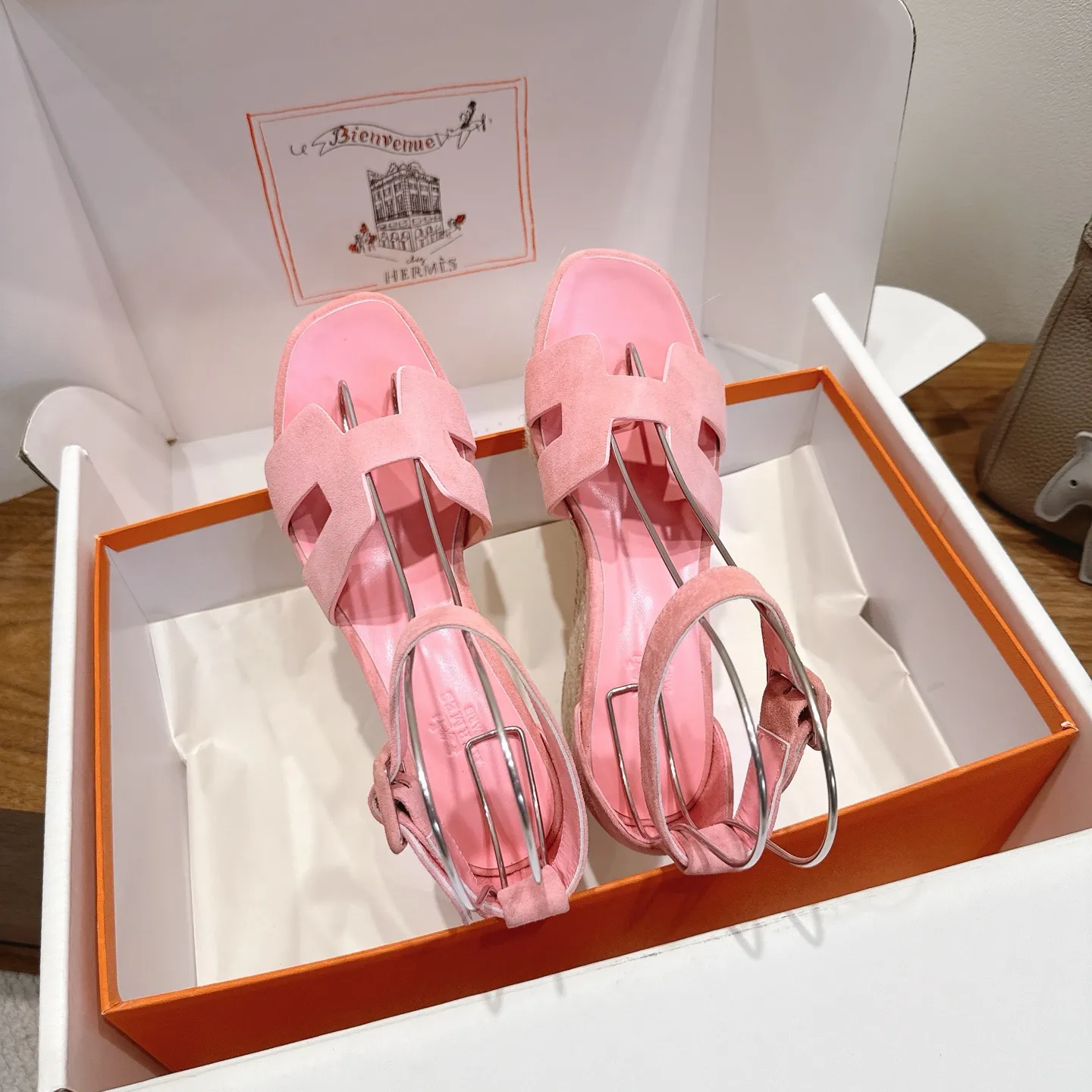 👟👟Ex-factory price 720👟👟 Hermes... a Eclair 2025 new color + popular series, the version is super positive, with a certain thickness, which makes the legs longer! Breathable, comfortable calfskin, spring and summer color matching, this item is both beautiful and comfortable! Channel supply code size: 35-39 can be ordered as 40.41 with airplane box ➕20